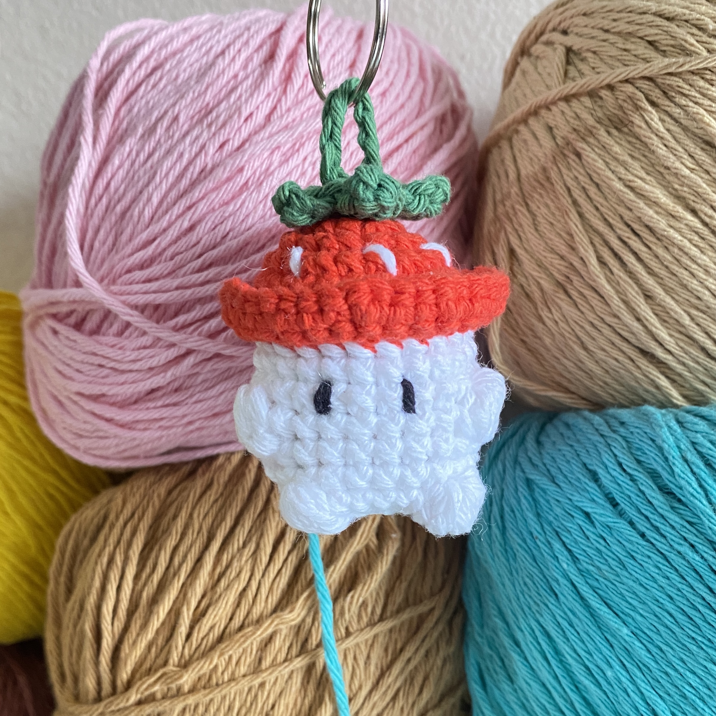 honguito con ombrero de frutilla